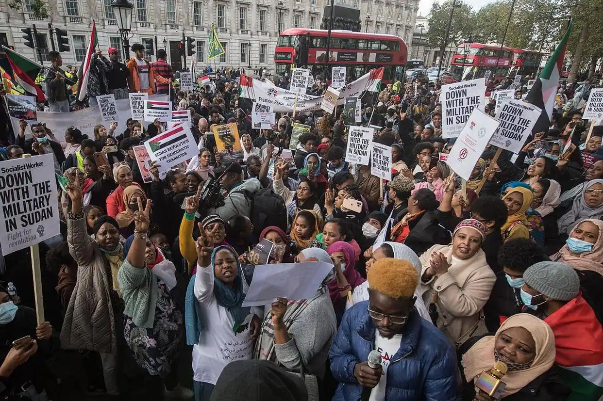 根据政客网做的民调显示，加拿大、德国、法国和英国 的民众对美国日益失望，原因主要