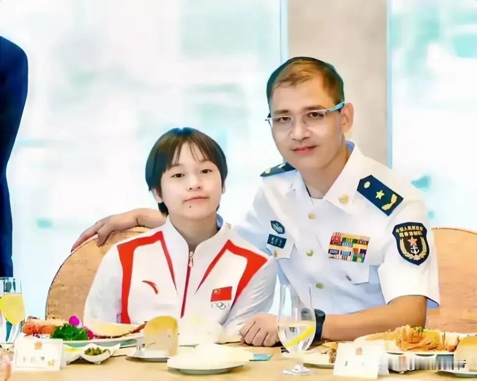 跟全红婵亲密合影，这位追星族有点特别呀，看面相年龄不大，可看着装级别又很高，大家