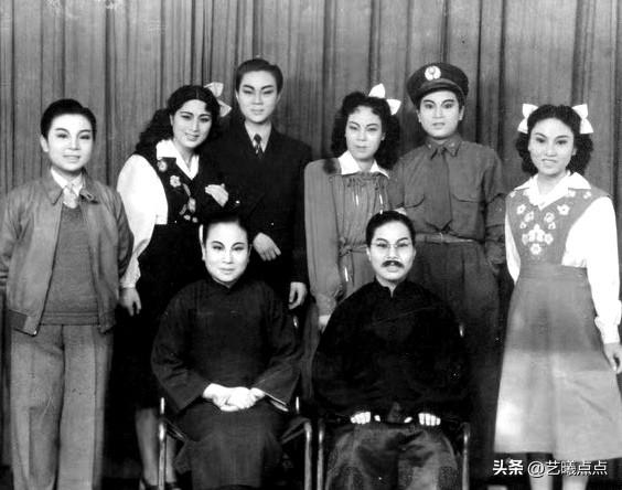 1947年，一出越剧《合家欢》云集了众多名家，有范瑞娟、傅全香、张桂凤、张云霞、