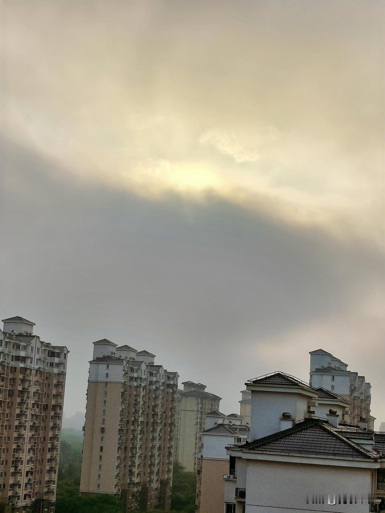 今天清早起床，看见东边日出，一个大太阳高悬天际。满心欢喜拿出手机，一瞬间就被乌云