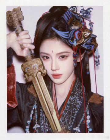鞠婧祎一面覆神面一面见本心冷艳复古神面覆于额前，鞠婧祎塑造的苏绿夏一身深色古装，
