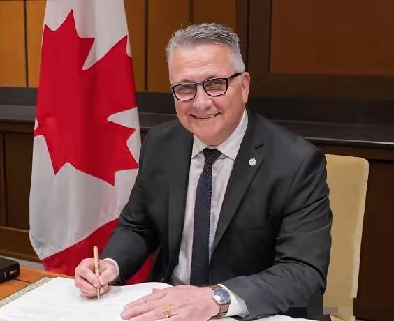 今天凌晨，加拿大农业部长在受访时满面笑容地对着说道：“是的，我们已经收到来自中方