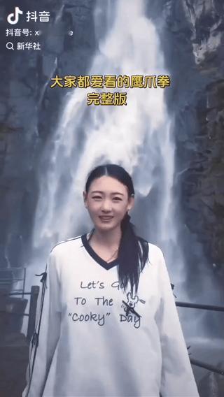 “上新华社了！”近日，一位清秀漂亮的女子来到一瀑布前，不料上一秒还柔柔弱弱的她，