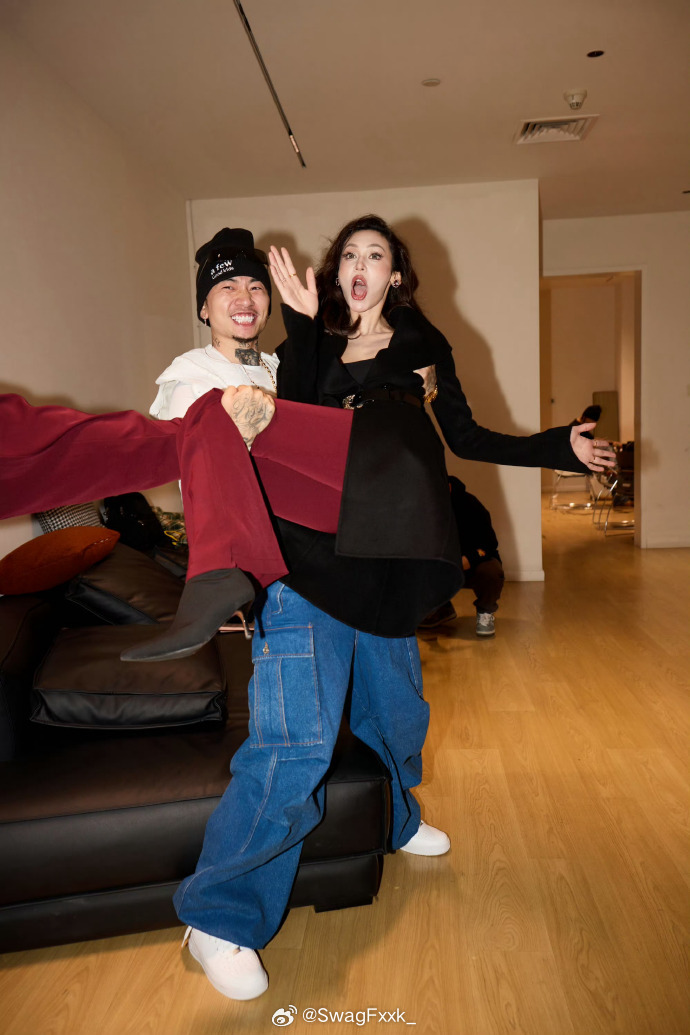 齁甜！马思唯晒出和小米在演唱会后台的合影！马思唯