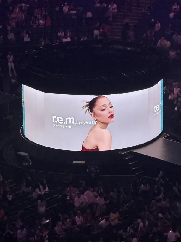 A妹演唱会还不忘打广告哈哈哈哈哈