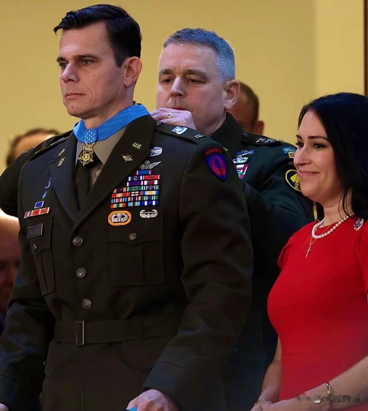 画面中这个被授予勋章的男子，在参与抓捕马杜罗的行动中，他当时开的是直升机，直升机