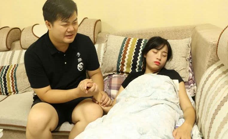 产妇肚子阵痛，老公还在玩游戏，产妇气不过，抢老公手机，老公没控制住推了产妇肋骨那