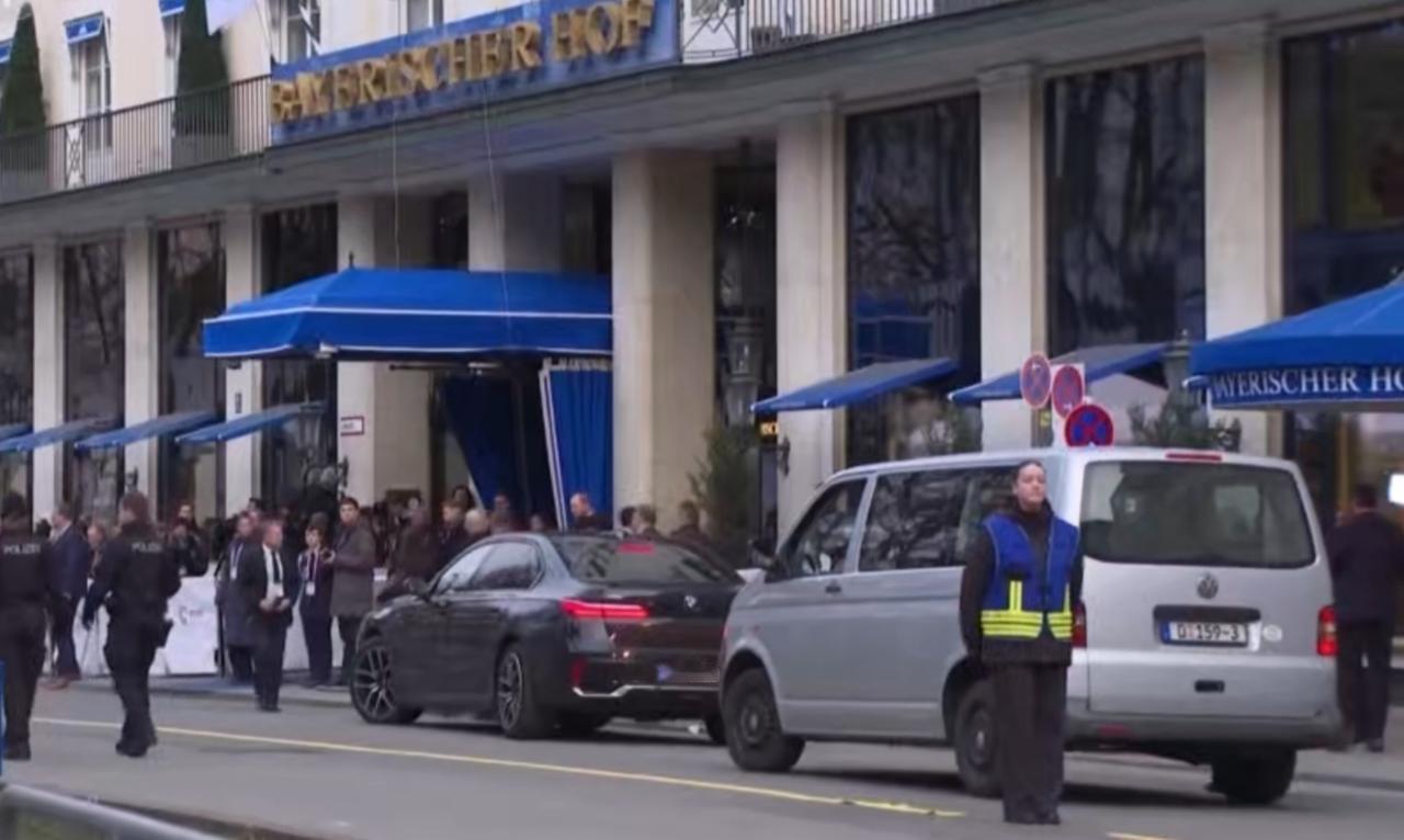 慕尼黑安全会议现场戒备森严，安保人员严阵以待。与此同时，欧洲多国正掀起“防务自主