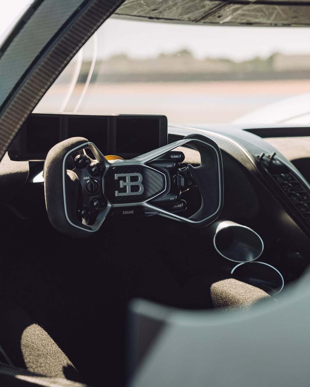 一天一张文艺照 DS N°7的X型方向盘，是品牌全新的标志性设计，四舍五入等于开