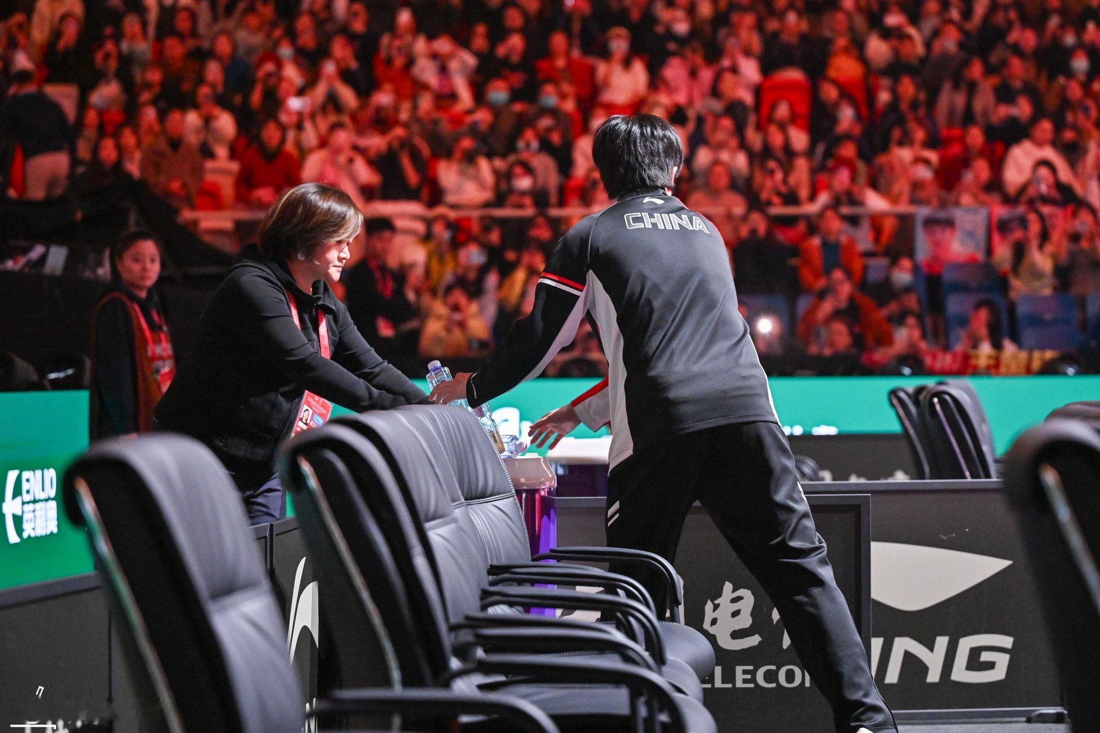 一位工作人员发文：2025年ITTF混合团队世界杯令人开心的场景。12月6日中国