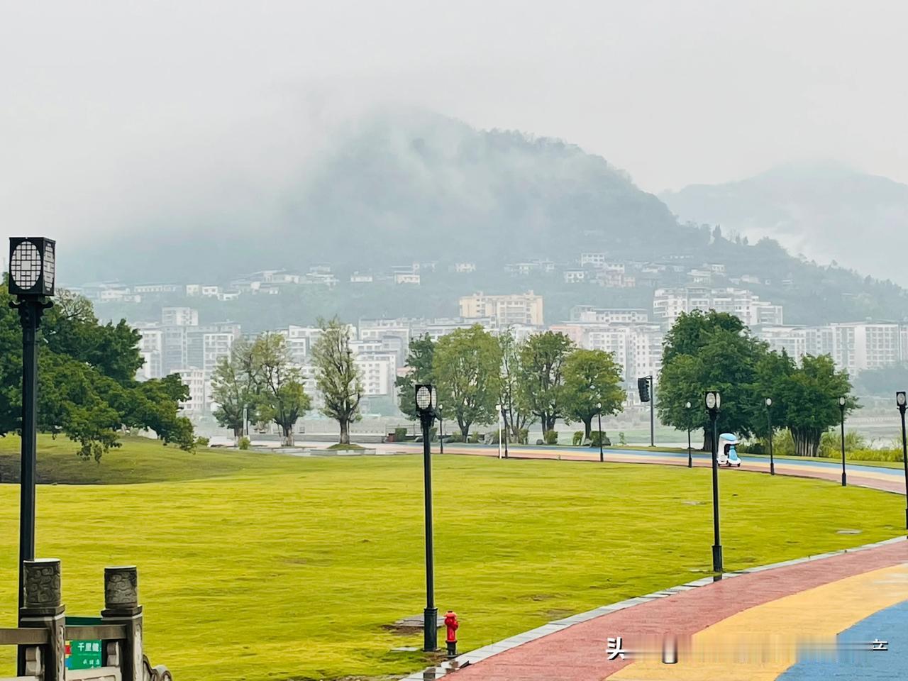 城市，
前二十年，因城而市；
现在及以后，因市而城。
           ——