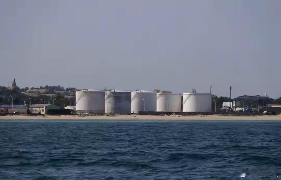 伊朗储油能力将达极限重磅突发！伊朗储油空间濒临耗尽，原油大减产+永久产能损毁风险