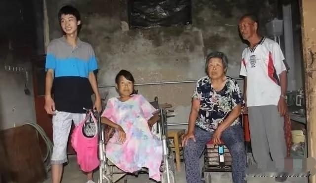 看了庞众望家的老照片，
我愣了很久。
那种感觉说不清，不是心酸也不是敬佩，就是突