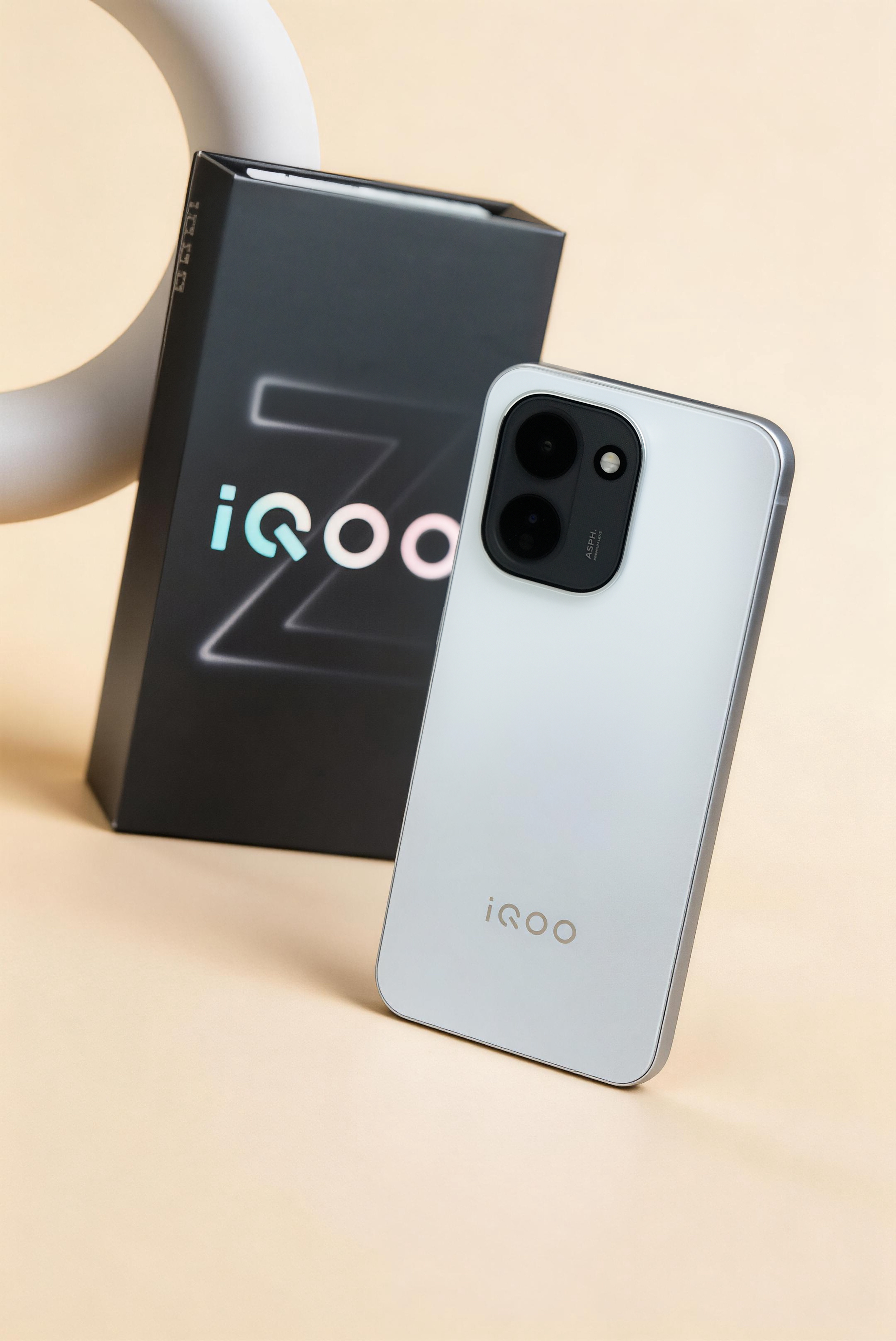 iQOO Z11 这款「天光白」配色，确实够清爽，还挺耐看。这机子大 R 角设计