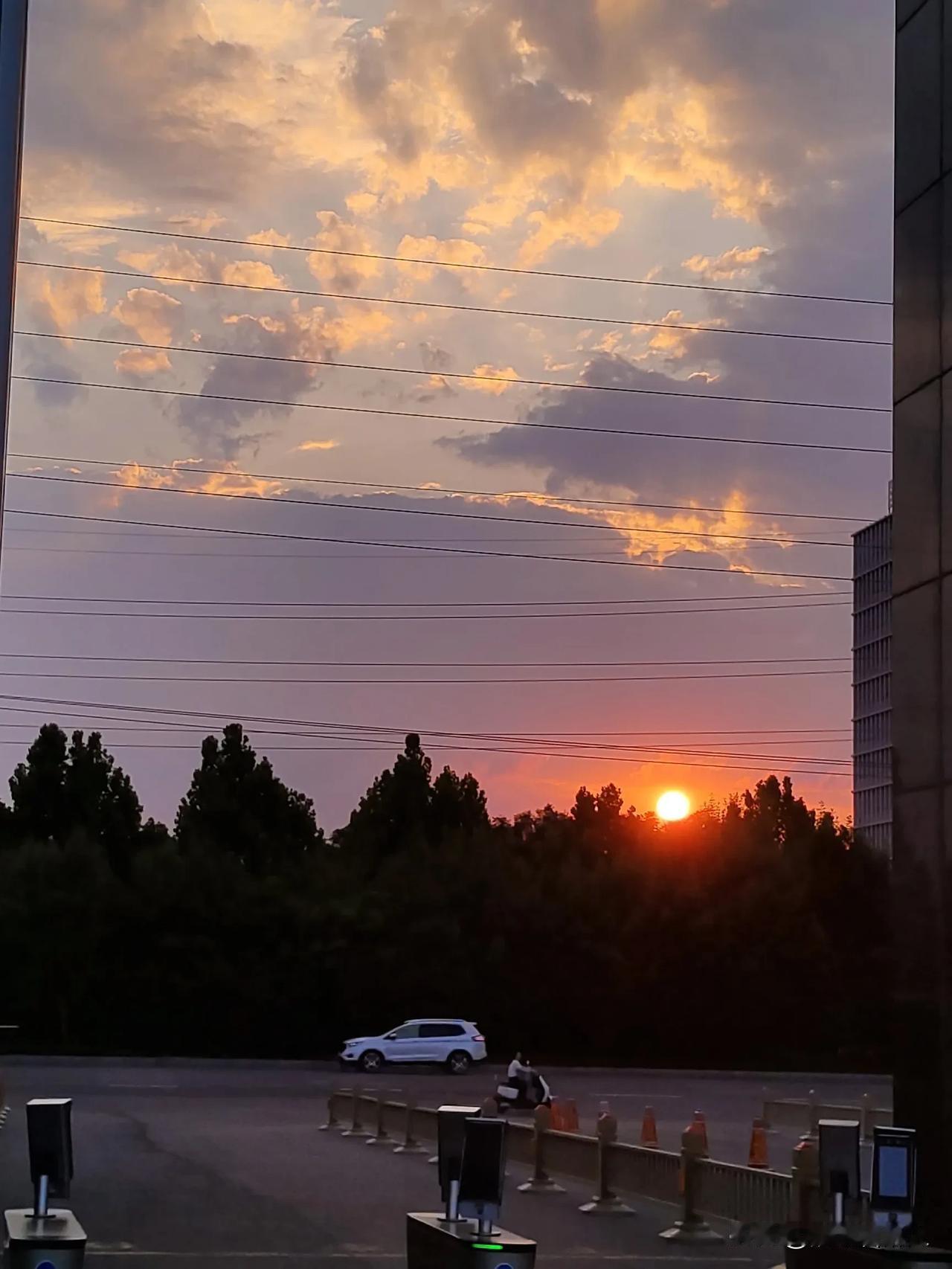 短剧是一群普通群众幻想并模仿上层人士的衣食住行不伦不类胡编乱造的一眼假的破烂玩意