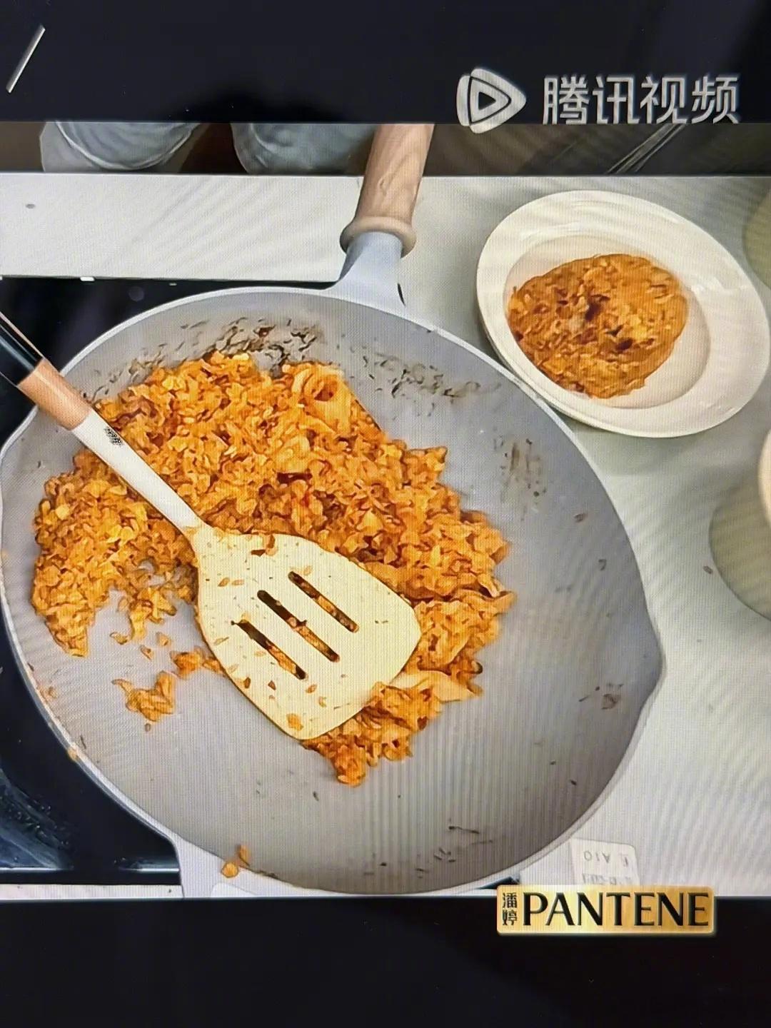 周做蛋炒饭还专门给陈姐扣了一碗漂亮饭 塔塔想帮忙拿过去 被老周立马夺走最后出现在