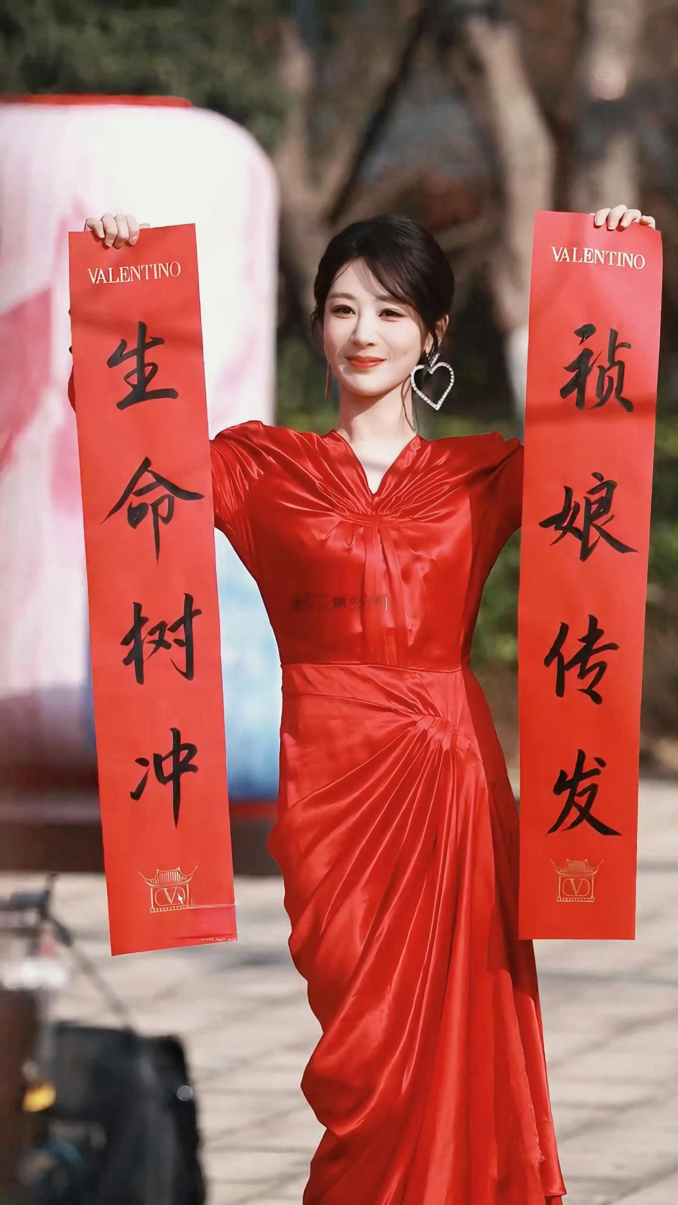 三部待播大剧在手的扛剧花确实让人心里不得劲，幸亏我不讨厌她。曝杨紫每天都在很痛苦