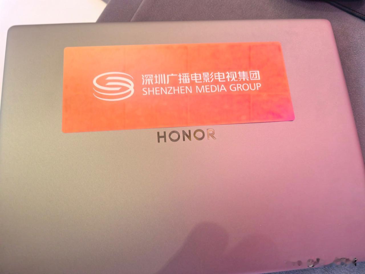 荣耀厉害呀！接替华为成官方品牌了！
   原来，大型活动都是华为参与，这次竟然换