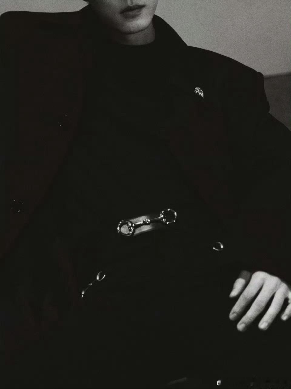 米兰街头偶遇肖战专列米兰时装周Gucci大秀即将开始，官博直接放出肖战预热图置顶