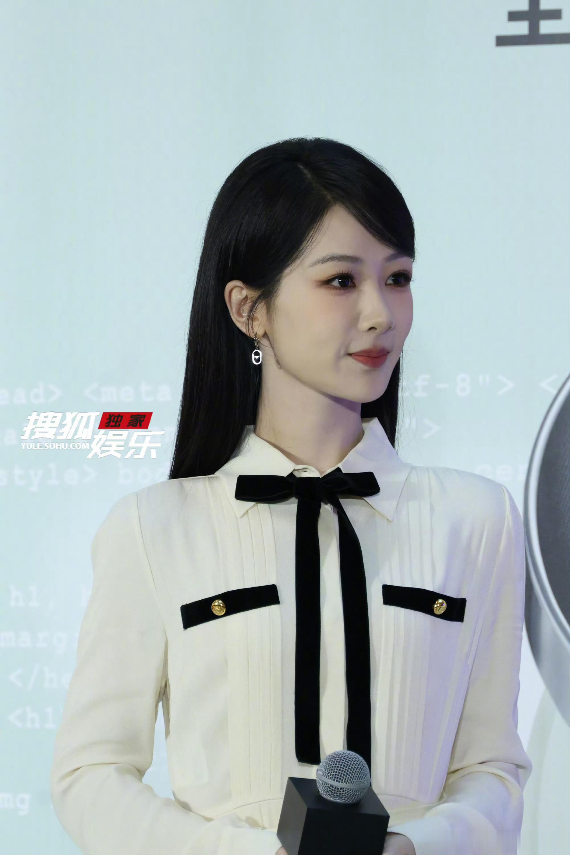 杨紫今日线下活动，白色长裙黑长直造型，温柔学姐上线！ 