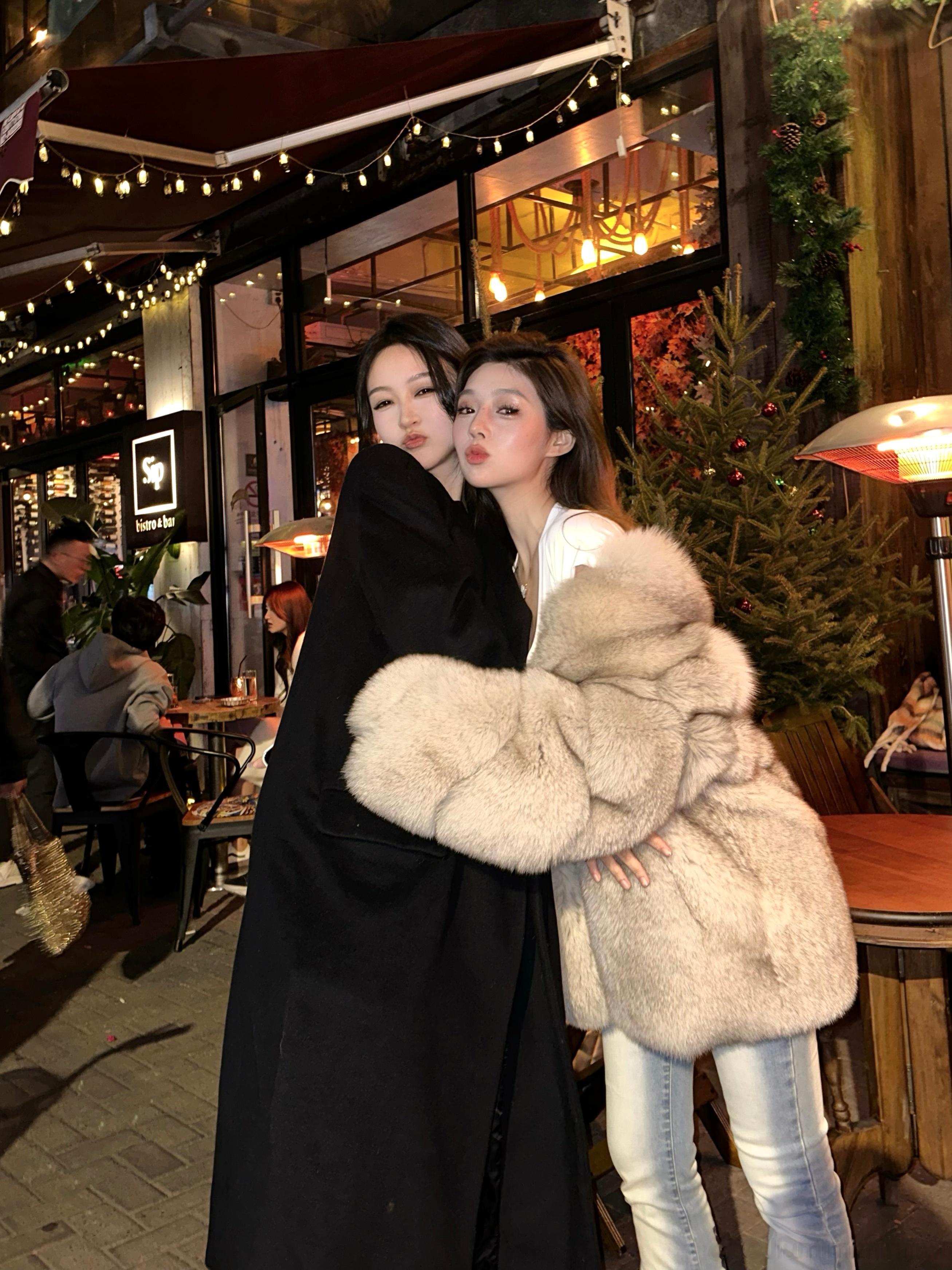 周末好愉快哟[抱一抱]  ​​​