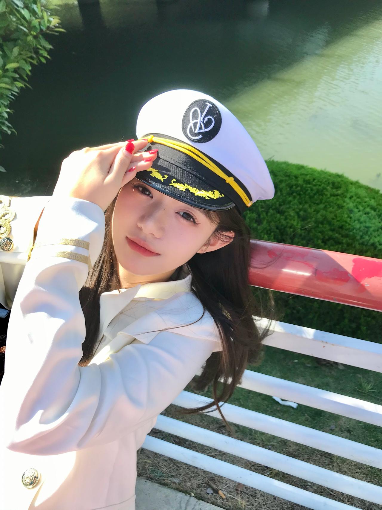 姜杉这身飞行员制服造型简直太绝了！纯白制服搭配金色纽扣与肩章，利落剪裁勾勒出挺拔