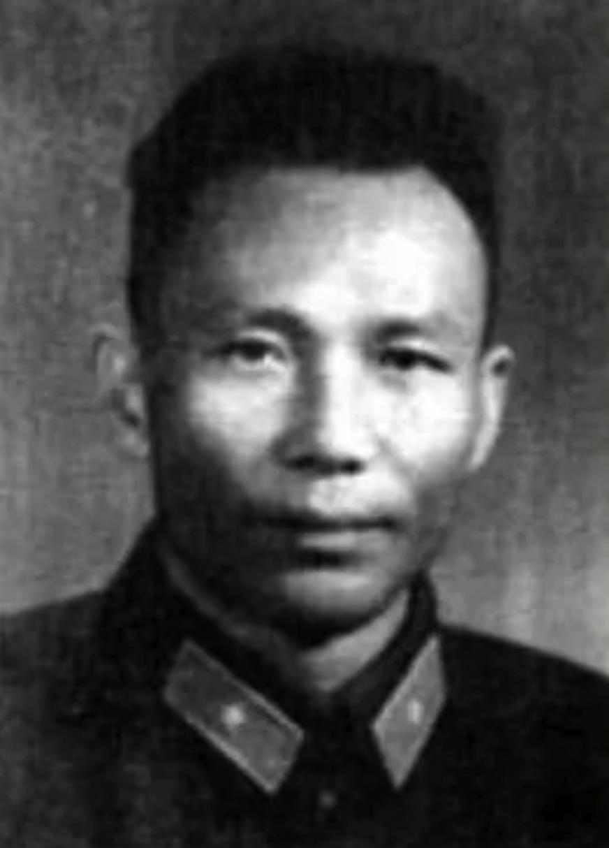 1937年，马步芳急召电台主任："两封密电，速发！"主任接过，看都没看，转身交给