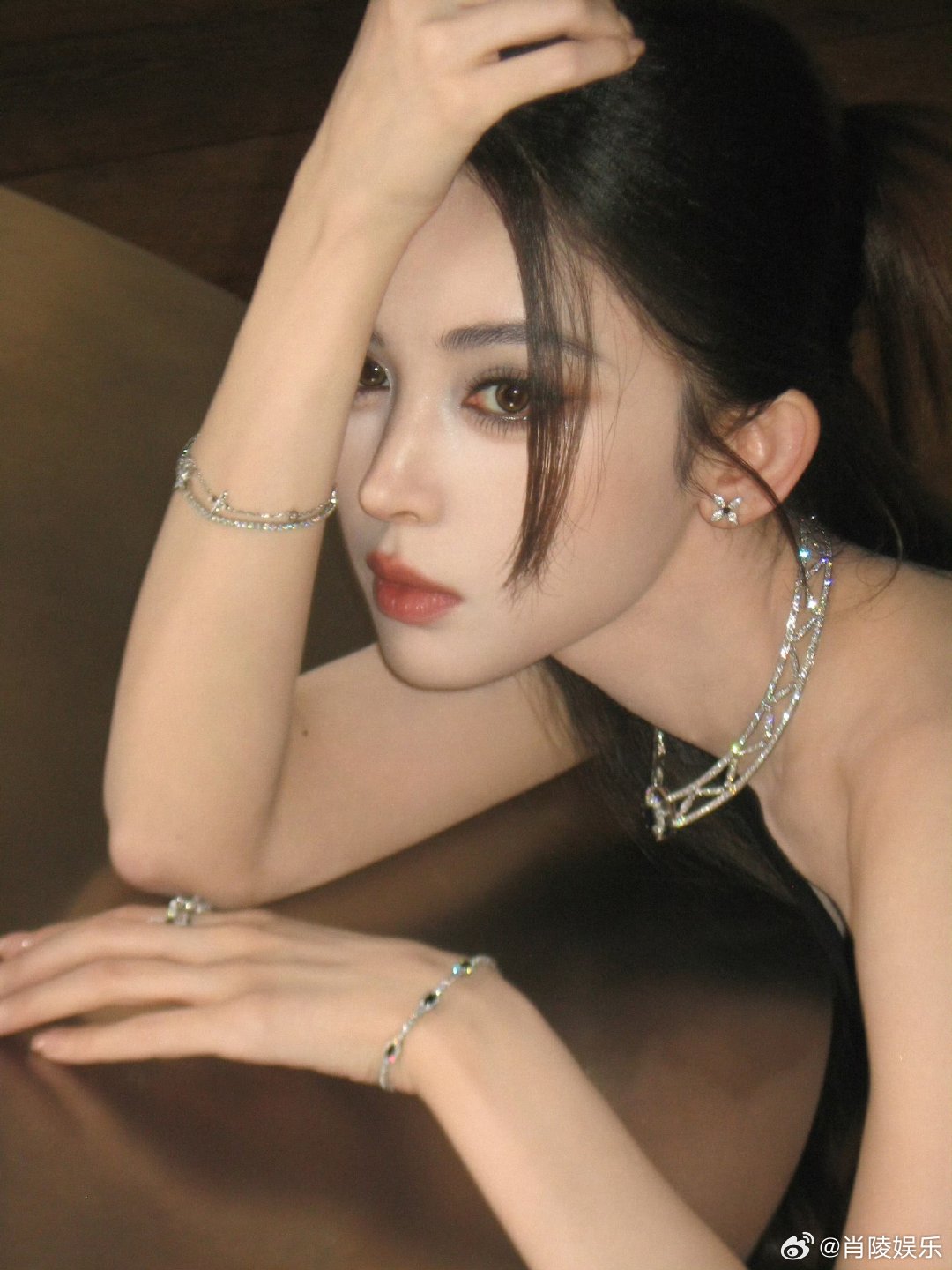 娜扎性感小黑猫娜扎又在用脸杀人了谁懂娜扎小黑猫造型的致命魅力！暗黑穿搭衬出冷白肌