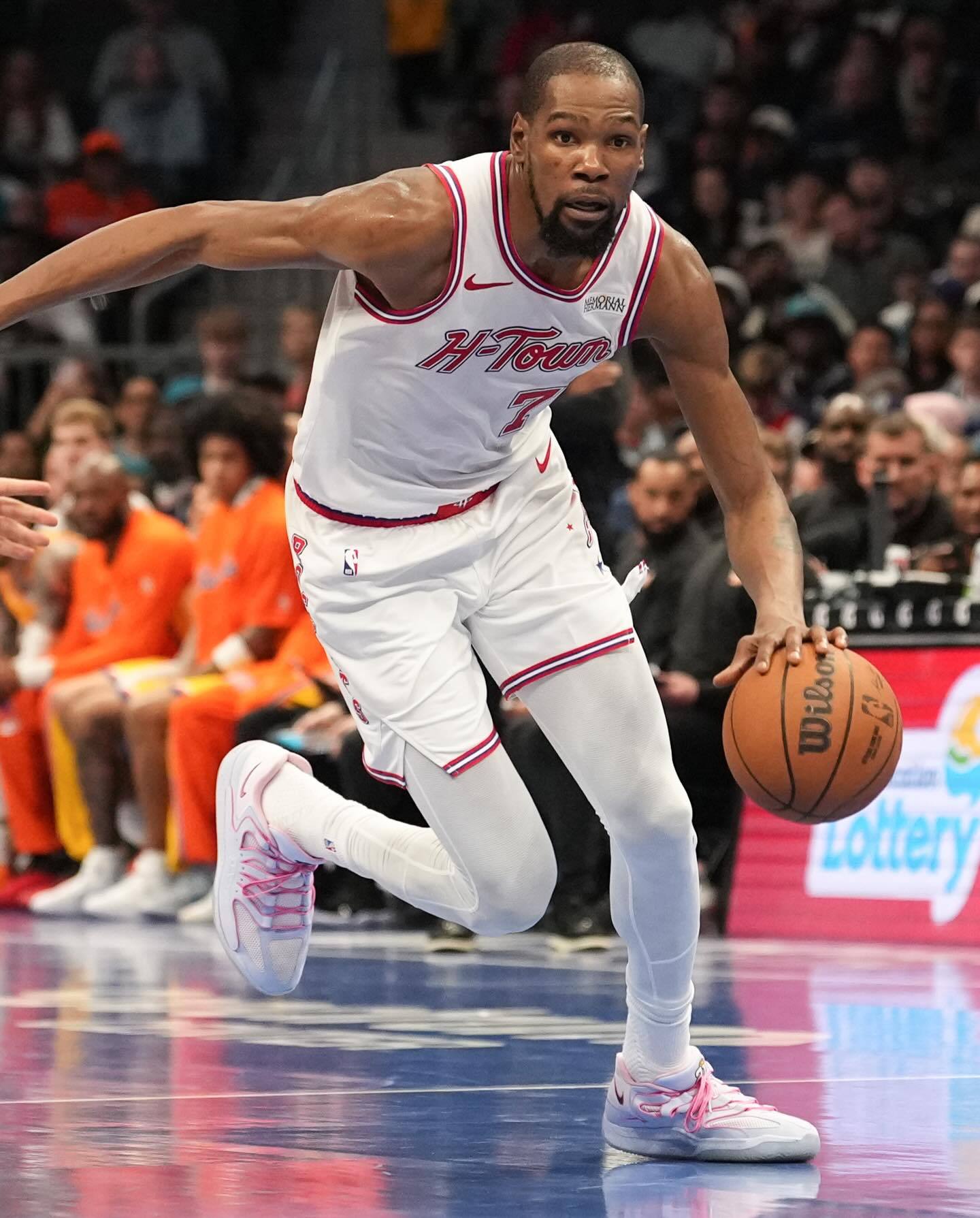 杜兰特穿着的这双 Nike KD 18 PE 有些特别——鞋款设计出自华盛顿红皮