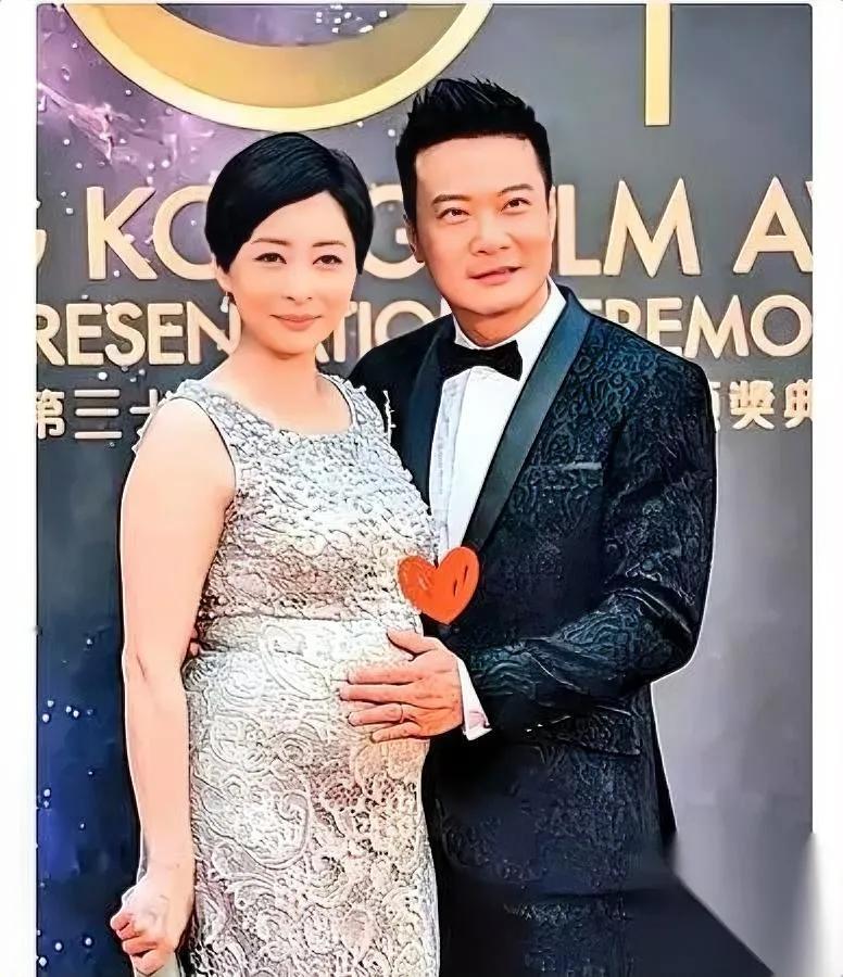钱嘉乐这人

真的太清醒

追了9年的四料港姐李珊珊两次拒婚，他转头就给谈了4年