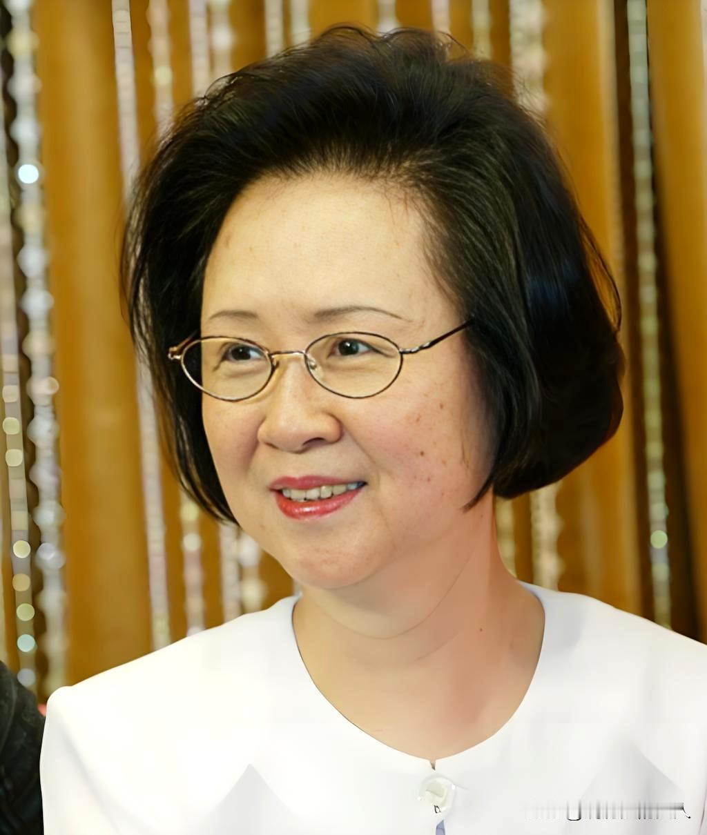 琼瑶自杀！！！
今天下午——即12月4日。
琼瑶不仅是华语言情小说的鼻祖级女作家