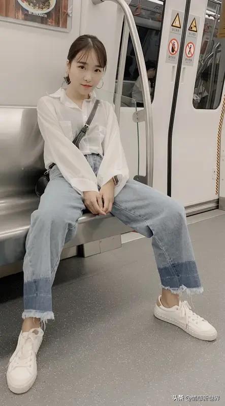 甜美小仙女的穿搭太有讲究啦！黄白配堪称打造温柔甜美气质的绝佳组合，鹅黄绞花针织开