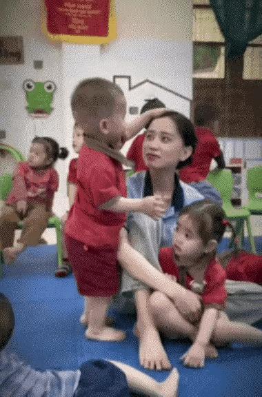 住嘴！小家伙这么点儿情商就这么高了，分分钟就把小嘴巴亲到了老师的额头上，把老师都