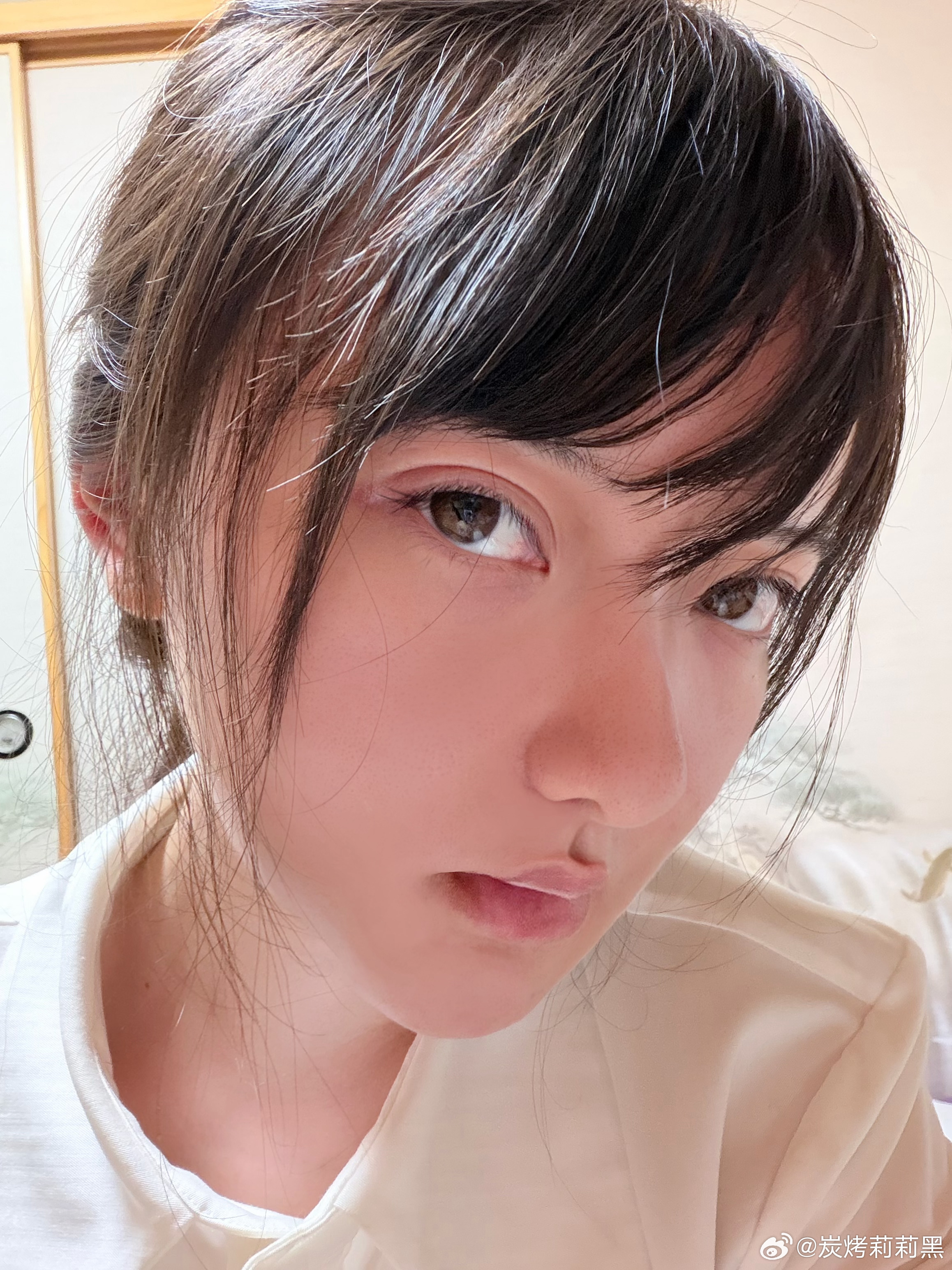 一只眼睛眼尾长麦粒肿了拥有了好宽的双眼皮…… 