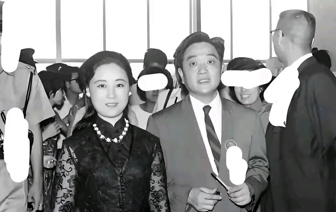 琼瑶初恋比她大25岁，二婚丈夫比她大11岁，个人认为，男人年龄越大，爱越不容易纯