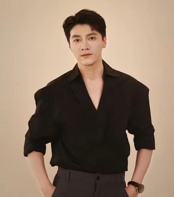 金泽去世
他是金泽33岁他演过《弄潮》最火的一部剧，年龄大了，去世自然规律不可怕
