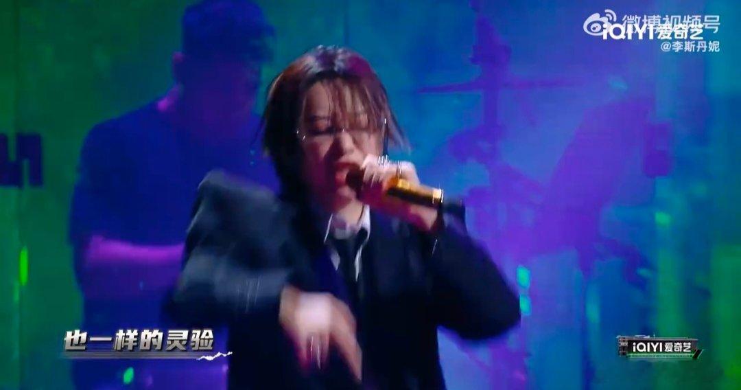 严浩翔说被李斯丹妮吓哭了 严浩翔被李斯丹妮舞台吓到了 笑到停不下来！严浩翔观看李