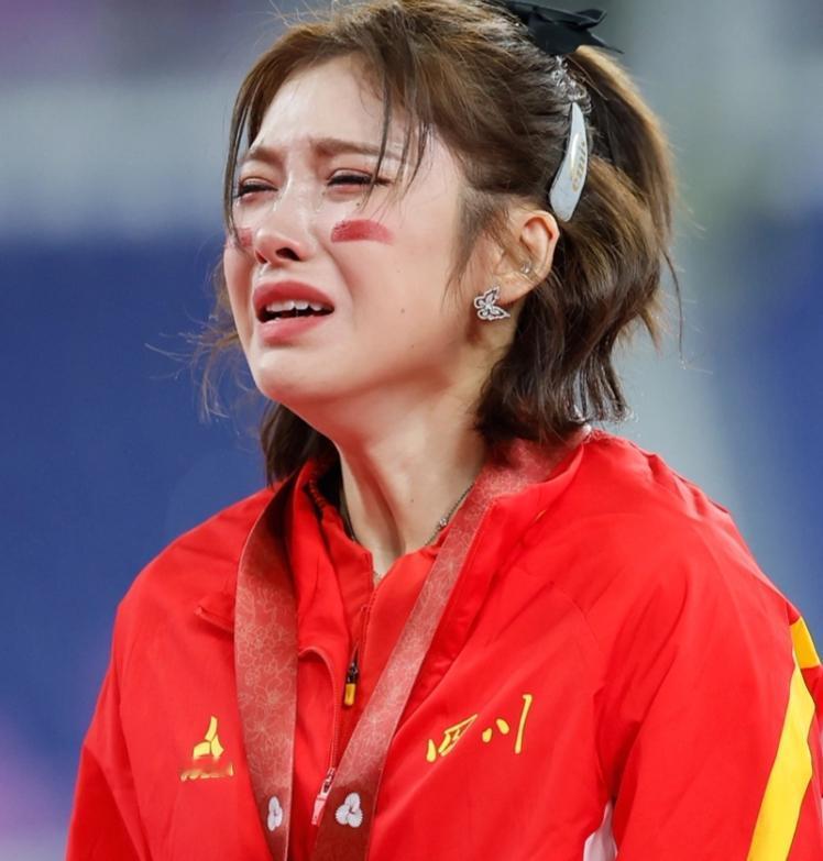 美女吴艳妮还是哭了
昨晚全运女子100米栏决赛，广东选手刘景扬首次进决赛就以12