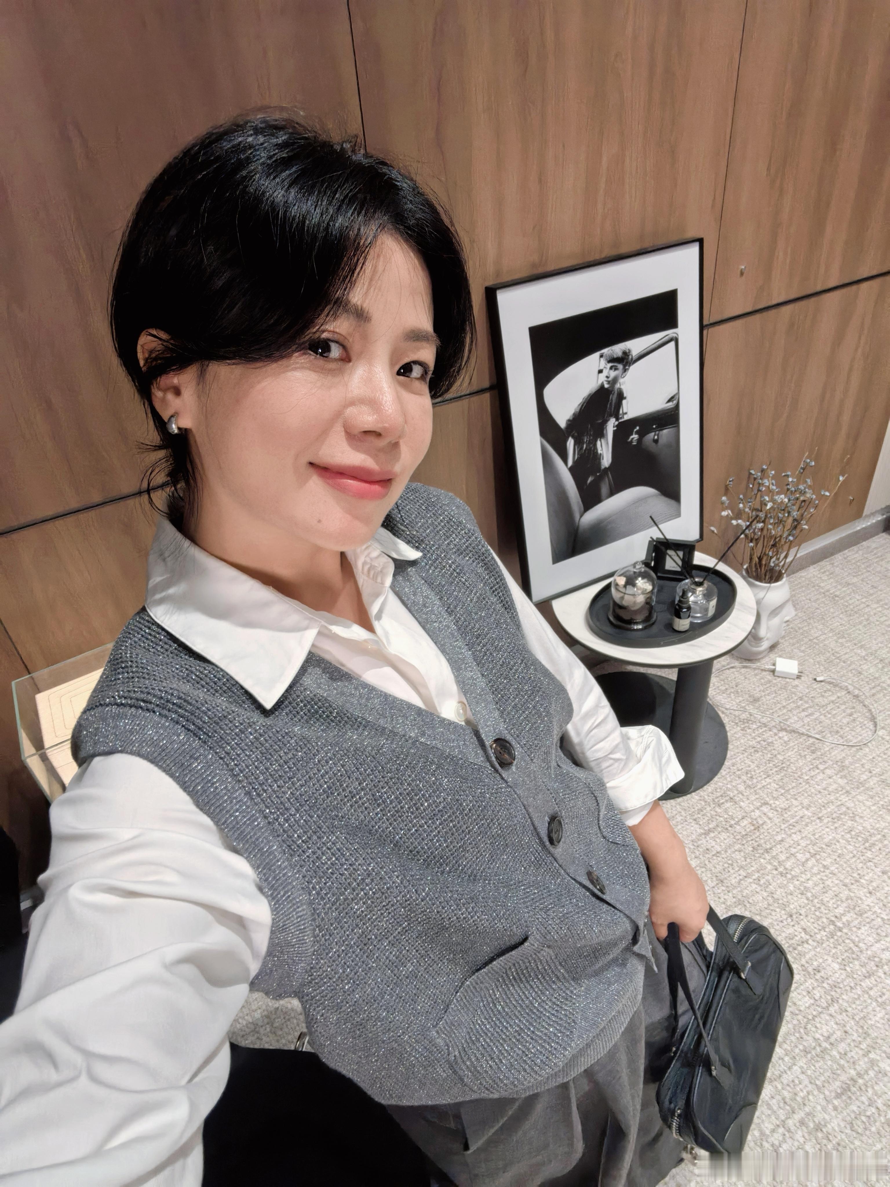 今晚8点V店💜天气转凉衬衫和马夹可以成套搭配适应气温变化，之后天气再冷些还可以