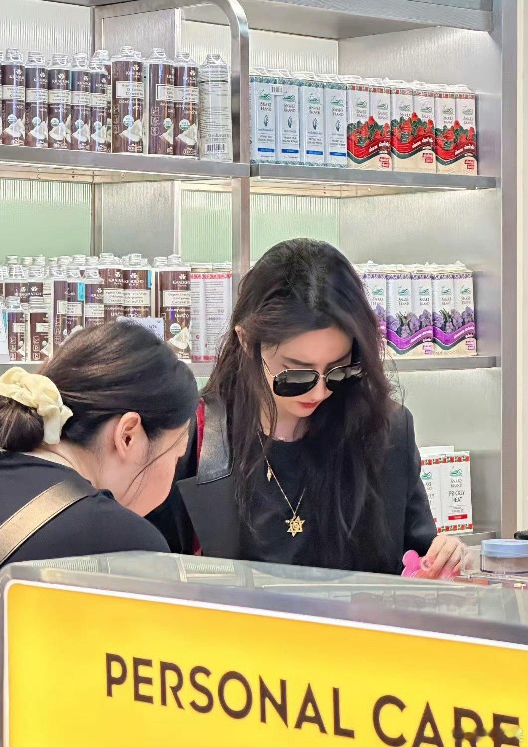 刘亦菲私底下也是小女孩来的刘亦菲好可爱啊，自拍被发现立刻不拍了 