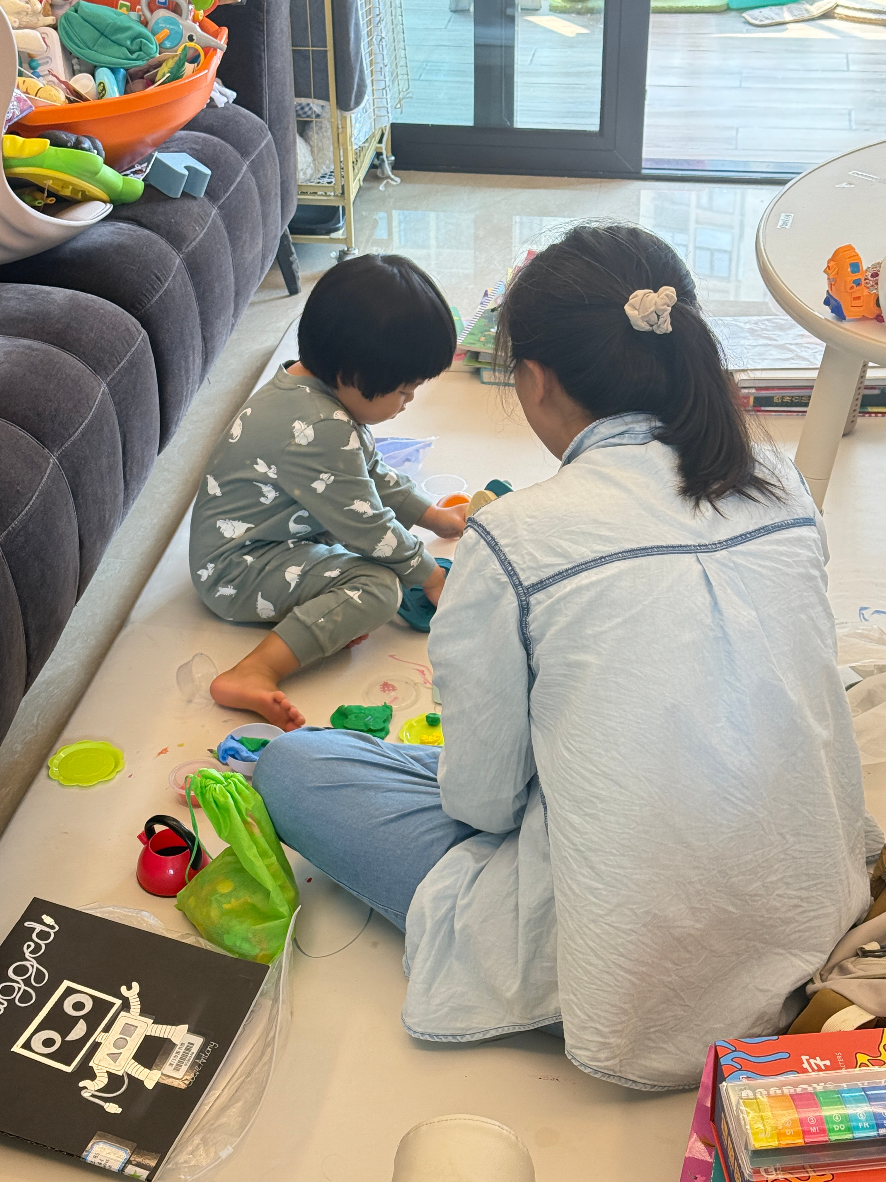 今天请了老师上门带孩子今天这位我挺满意的，对孩子有爱有热情，球宝也愿意跟她一起玩