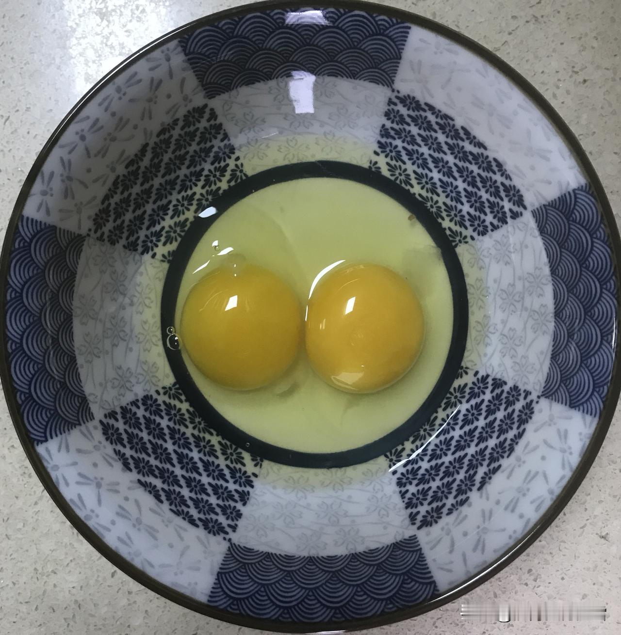 315曝光鸡蛋后，我还是没搞懂：蛋黄到底该是鹅黄色还是橙红色？

昨天是315，