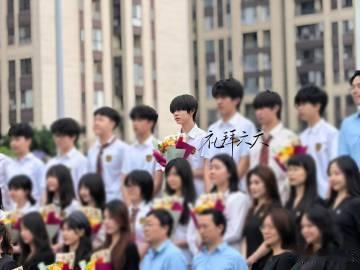 陈奕恒高清毕业照 镜头下的模样格外有氛围感，手捧鲜花静静留影，青涩又耀眼。毕业是