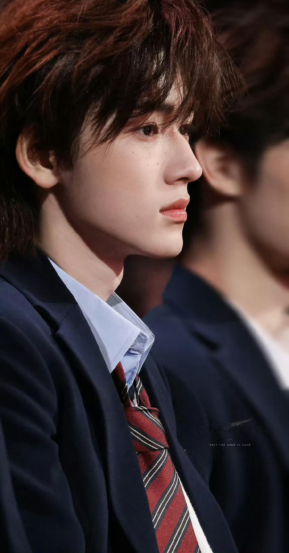 宋亚轩腮红雀斑妆宋亚轩鼻钻眉钉宋亚轩腮红雀斑妆元气又灵动，眉眼缀着鼻钻眉钉精致感