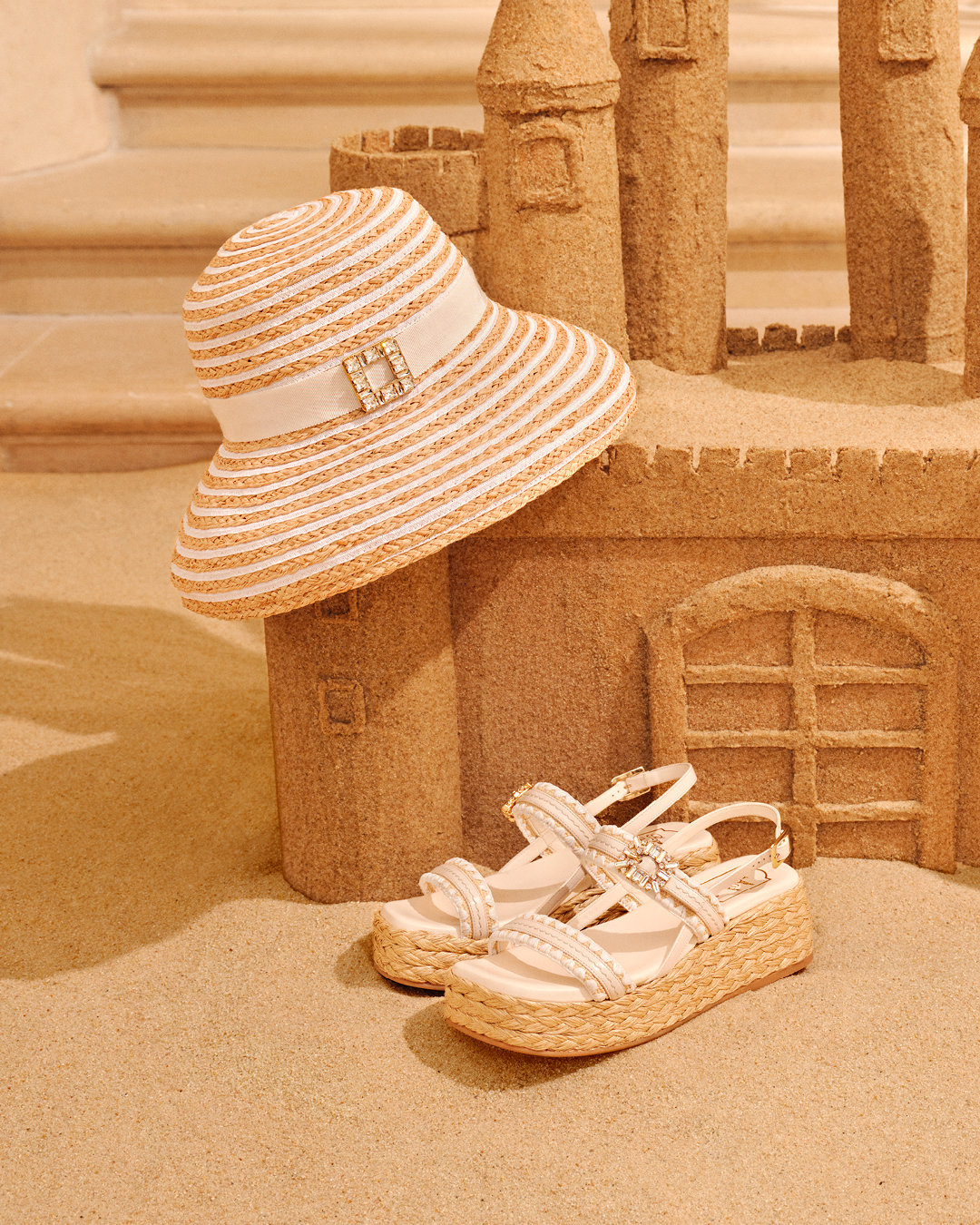 虎弟说时尚 ROGER VIVIER倾呈2026夏日系列广告大片，透过品牌独到视