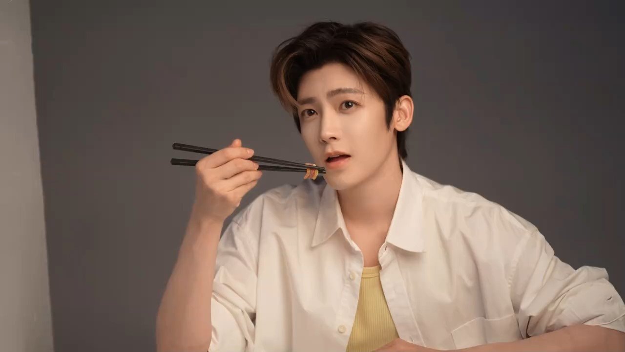 侯明昊粉丝吃得真好 重磅惊喜来袭！8月7日晚上八点侯明昊空降直播间，现场亲自示范