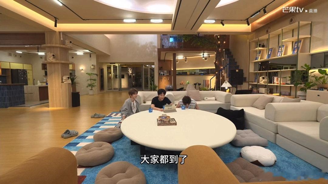何老师催促檀健次丁程鑫我们的宿舍檀健次、丁程鑫迟迟未到，何老师主动帮忙线上催促，