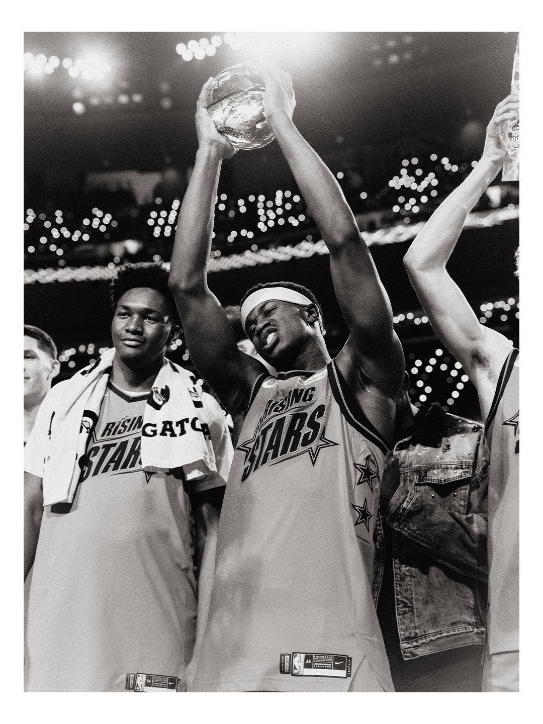 【图集】费城76人队官方出品！分享了一组泰雷斯·马克西&VJ·埃奇库姆的2026