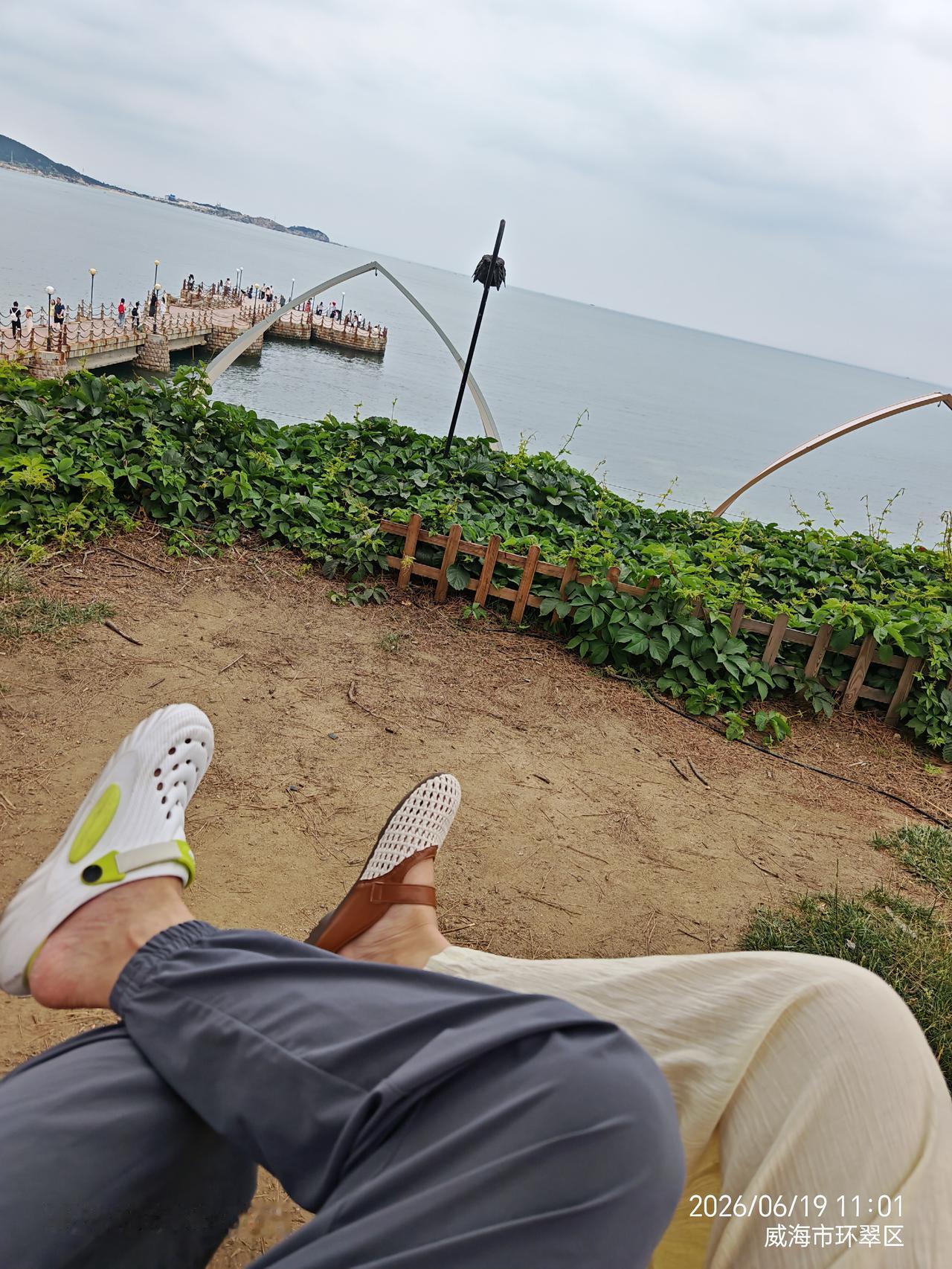 分享一张最近随手拍的照片。看大海