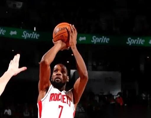 看火箭队的球，简直就是公开处刑。
所有对手的战术板，简单到一张餐巾纸就能写完：放